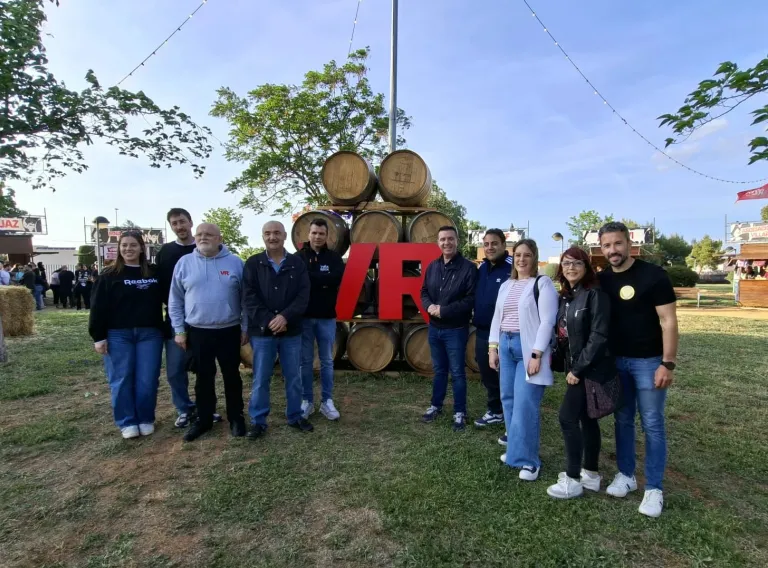 El delegado de la Junta en Albacete ha visitado el puesto de la Guardia Civil en el festival Viñarock