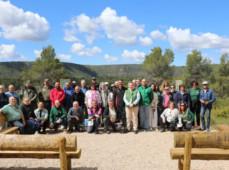 El delegado provincial de Desarrollo Sostenible, José Ignacio Benito, ha inaugurado el PR-CU 120 “Víllora-Las Chorreras” junto al alcalde del municipio, José Ramón Ubiedo, y el delegado institucional de Iberdrola en Castilla-La Mancha, Óscar Narros