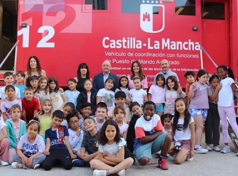 Más de 300 alumnos del CEIP ‘Rosa Parks’ de Toledo han disfrutado hoy de la visita del Servicio de Emergencias 1-1-2 de Castilla-La Mancha.