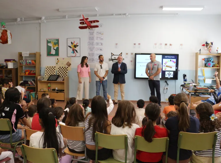 Más de 300 alumnos del CEIP ‘Rosa Parks’ de Toledo han disfrutado hoy de la visita del Servicio de Emergencias 1-1-2 de Castilla-La Mancha.