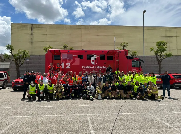 Efectivos de los grupos de emergencia que han participado en el simulacro del Plan de Emergencia Exterior de DHL-L’Oréal en Quer