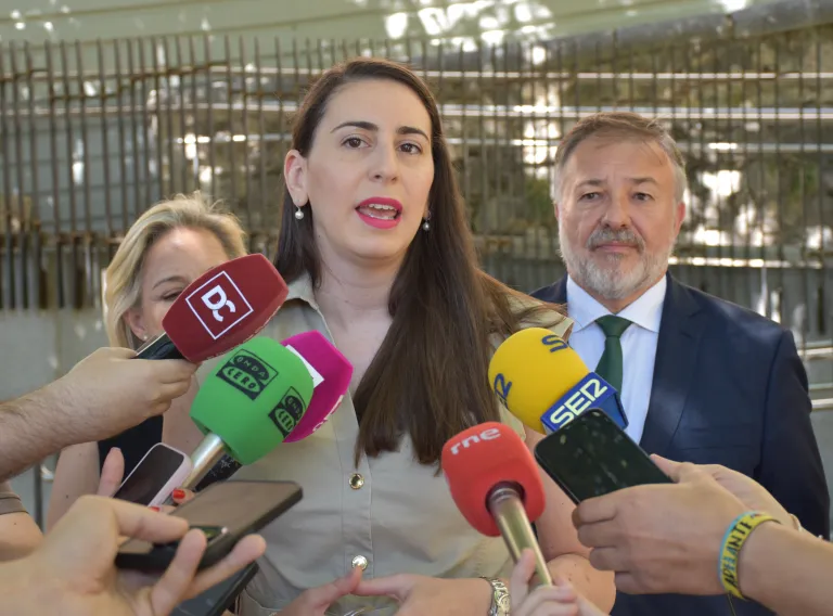 La directora general de Transportes y Movilidad, Lucía Balmaseda, ha visitado las obras de la conexión accesible al Casco Histórico de Cuenca