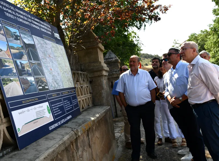 MARTÍNEZ GUIJARRO VISITA OBRAS DE REFUERZO PAVIMENTO CARRETERA ENTRE TIERZO Y CORDUENTE