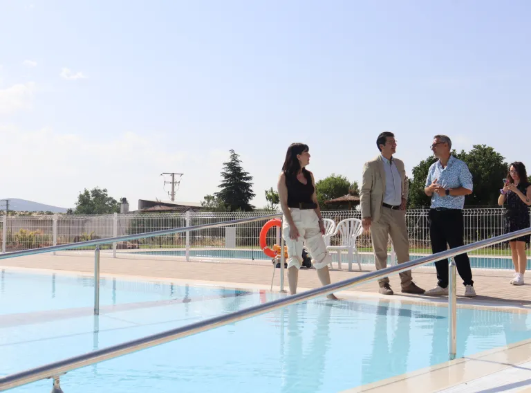 José Manuel Caballero en la inauguración de la piscina y el área deportiva municipal en Torrenueva