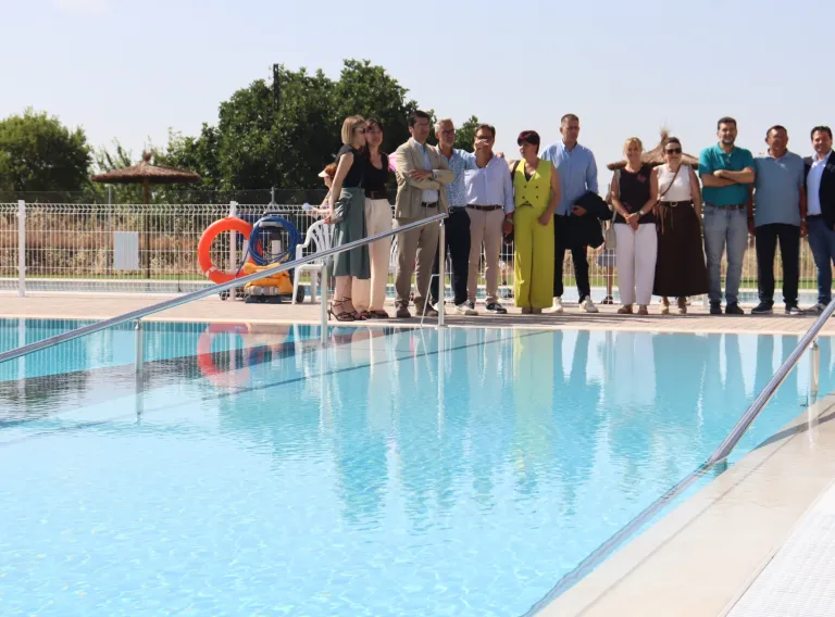 José Manuel Caballero en la inauguración de la piscina y el área deportiva municipal en Torrenueva