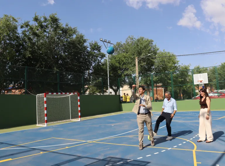 José Manuel Caballero en la inauguración de la piscina y el área deportiva municipal en Torrenueva
