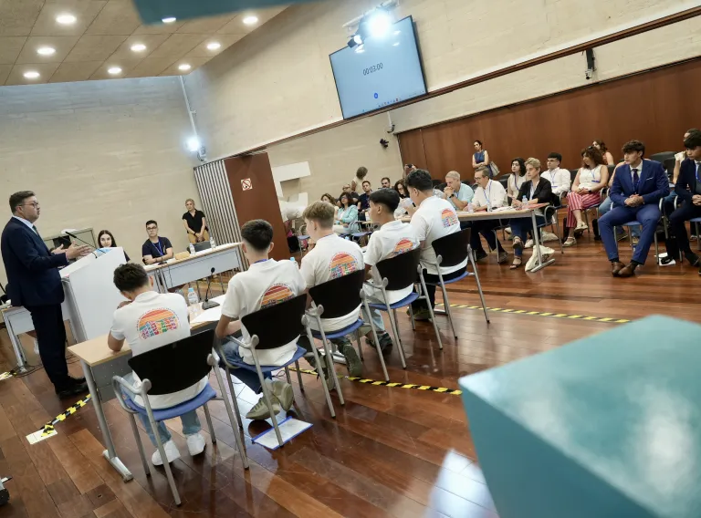 EL CONSEJERO DE EDUCACIÓN, CULTURA Y DEPORTES ASISTE A LA FINAL DE LA I LIGA REGIONAL DE DEBATE ESCOLAR