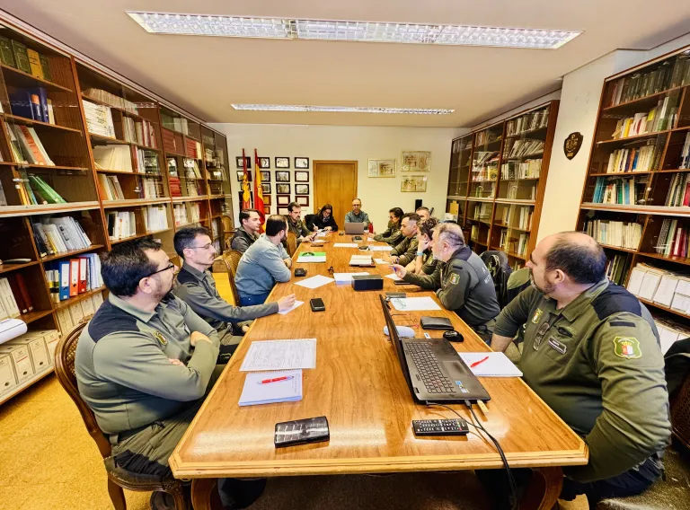 El delegado provincial de Desarrollo Sostenible, José Ignacio Benito, ha participado en una reunión de trabajo con el Servicio de Incendios Forestales y el Cuerpo de Agentes Medioambientales para analizar estos datos y reforzar la coordinación ante la nueva temporada de alto riesgo.