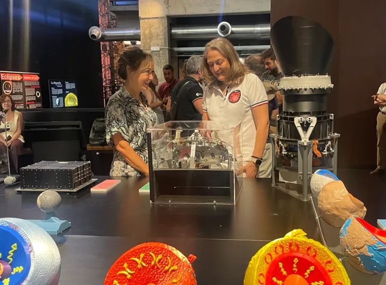 La coordinadora de Cultura de la Junta en Cuenca, Yolanda Rozalén, ha participado en la inauguración de esta exposición junto al director del Museo de las Ciencias de Castilla-La Mancha, Javier Semprún; el astrónomo del Museo, José María Sánchez; y representantes del ámbito científico vinculados a la misión PLATO.