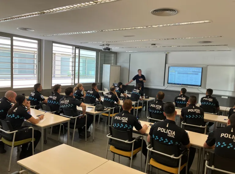 Un total de 18 policías locales de Castilla-La Mancha se forman sobre detección de modificaciones y deficiencias en vehículos a motor