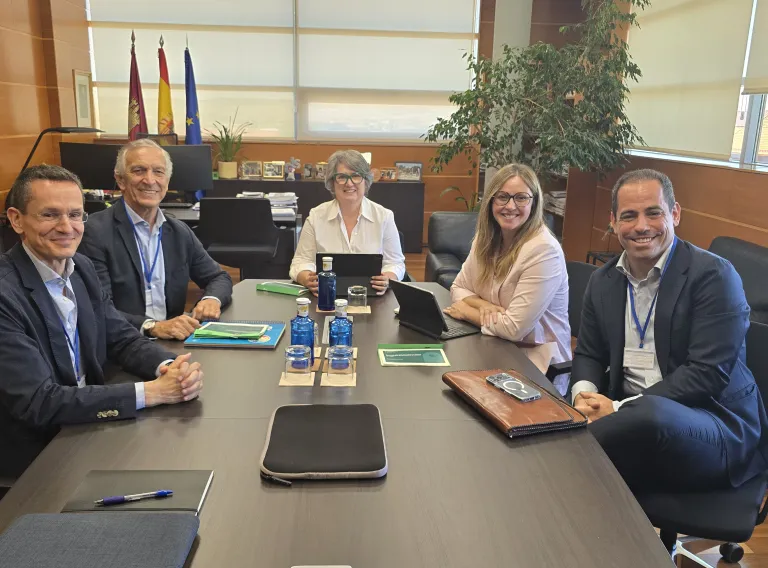 La Consejería de Desarrollo Sostenible y Ecovidrio avanzan en la negociación del convenio marco para mejorar la recogida selectiva de vidrio en Castilla-La Mancha