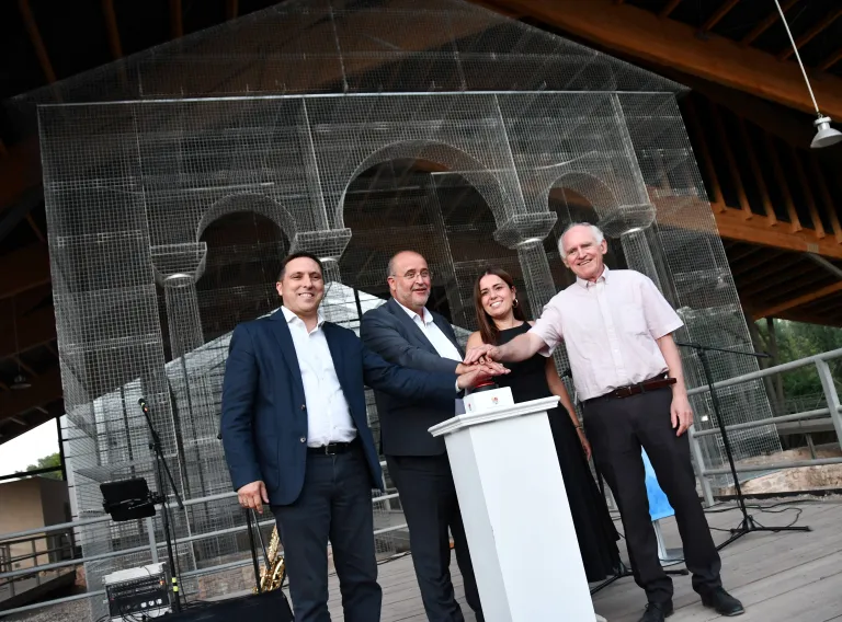 El vicepresidente primero, José Luis Martínez Guijarro, inaugura la restauración y acondicionamiento del Balneum de la Villa Romana de Noheda.