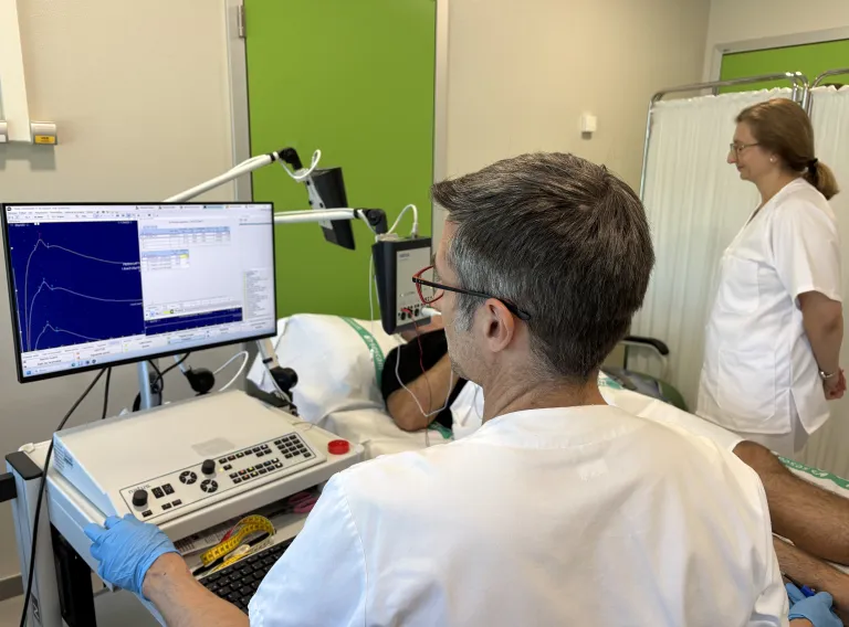 La Gerencia de Atención Integrada de Almansa potencia el diagnóstico neurológico con la incorporación de un nuevo equipo de electromiografía