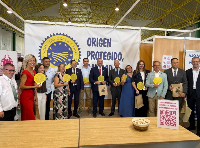 El Gobierno de Castilla-La Mancha seguirá respaldando al sector del ajo con apoyo económico y defendiendo el agua para los productores