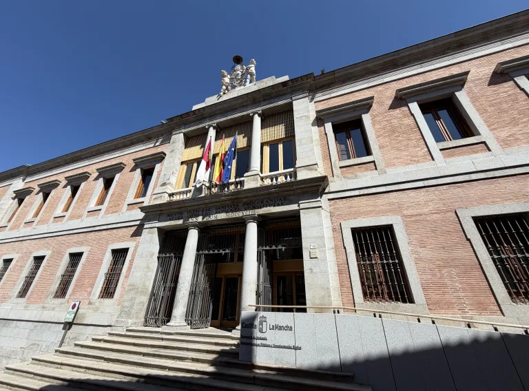 El Gobierno de Castilla-La Mancha ha impulsado, junto a la Universidad de Castilla-La Mancha (UCLM), el desarrollo y utilización del software más sostenible y los sistemas de inteligencia artificial, mediante actividades de formación y divulgación para concienciar a profesionales, ciudadanía y empresas en aras de la reducción del impacto energético y ambiental de las tecnologías digitales.
