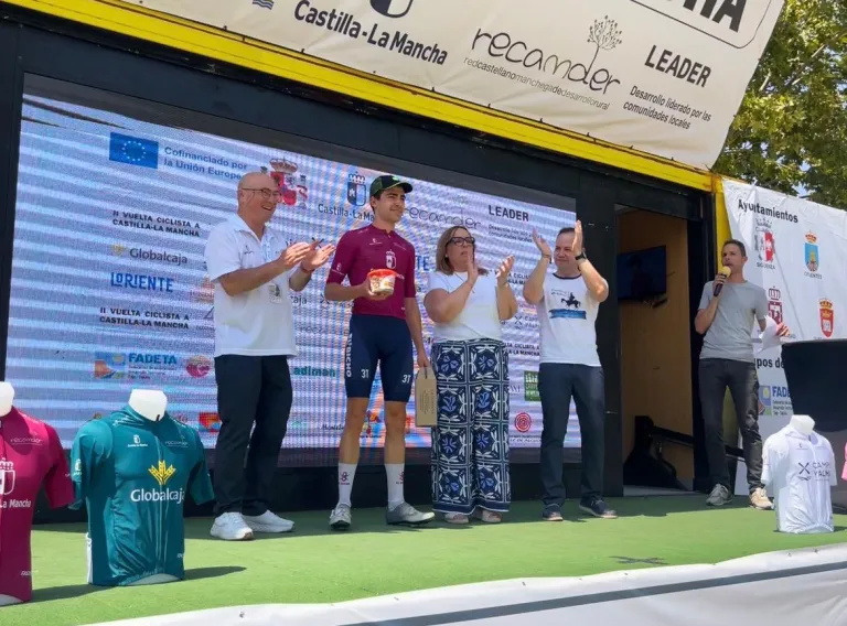 La viceconsejera de Cultura y Deportes, Carmen Teresa Olmedo, asiste a la llegada de la II Vuelta Ciclista Castilla-La Mancha Leader