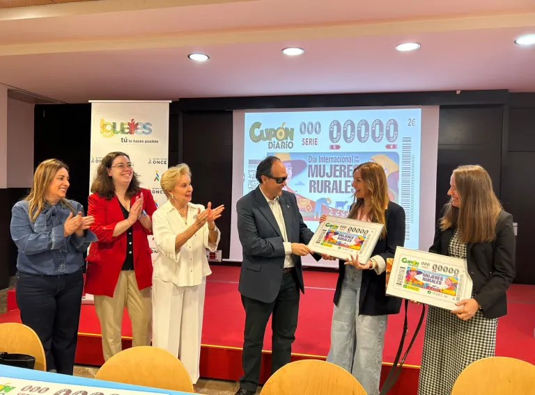 La directora del Instituto de la Mujer asiste a la presentación de la ONCE del cupón que dedica al Día Internacional de las Mujeres Rurales